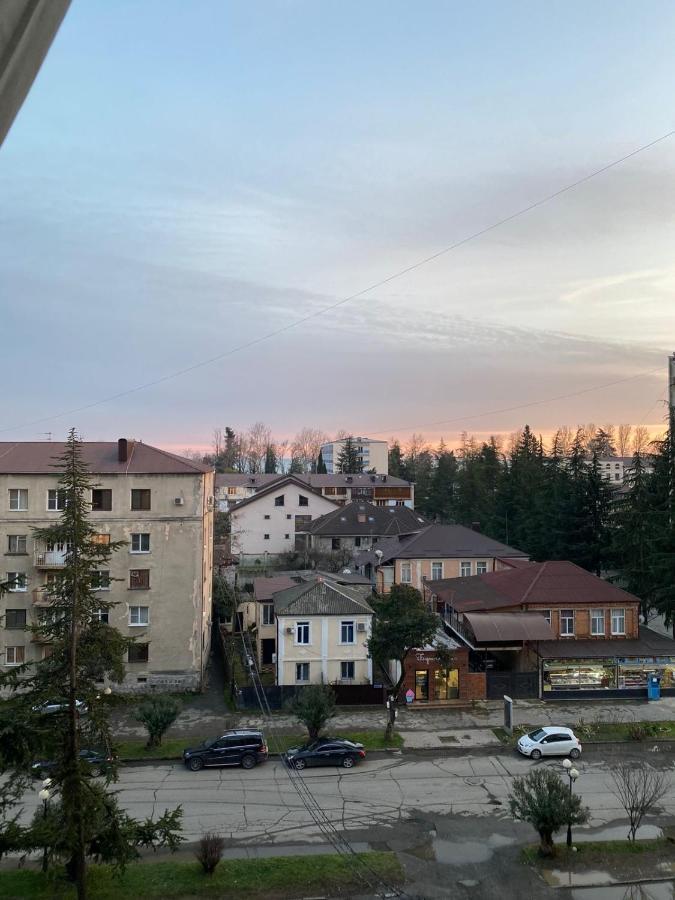 Большая Четырехкомнатная Квартира С Двумя Балконами У Моря В Центре Сухума,В Абхазии ซุคุม ภายนอก รูปภาพ